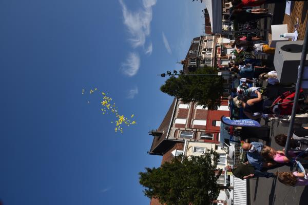 Lâcher de ballons au marché